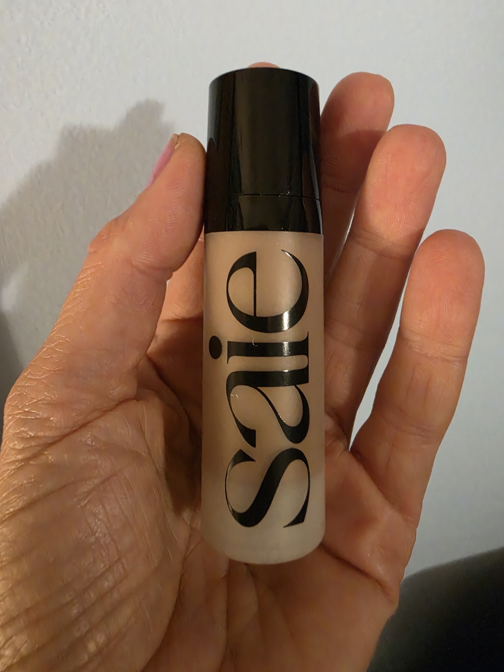Saie Glowy Super Gel Illuminating Primer in sunglow.